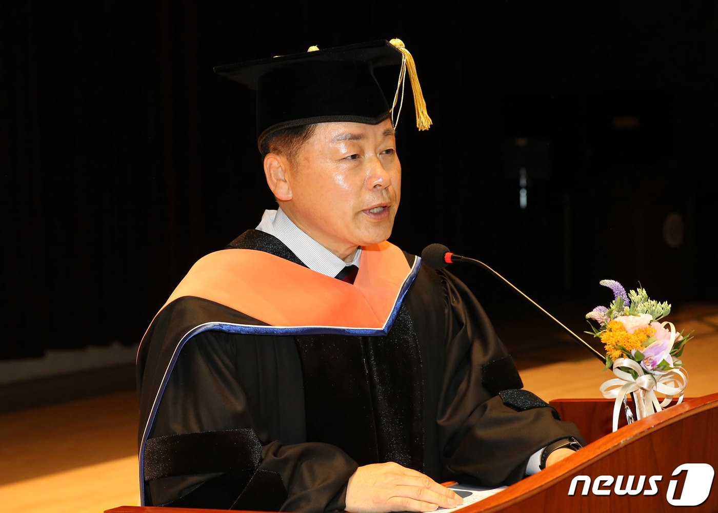  임경호 신임 공주대학교 총장이 13일 백제교육문화회관 컨벤션홀에서 열린 취임식에서 취임사를 하고 있다. (공주대 제공) / 뉴스1