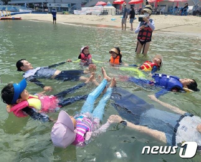부산해경이 해수욕장에서 일반 시민을 대상으로 생존수영을 교육하고 있다.(부산해경 제공)