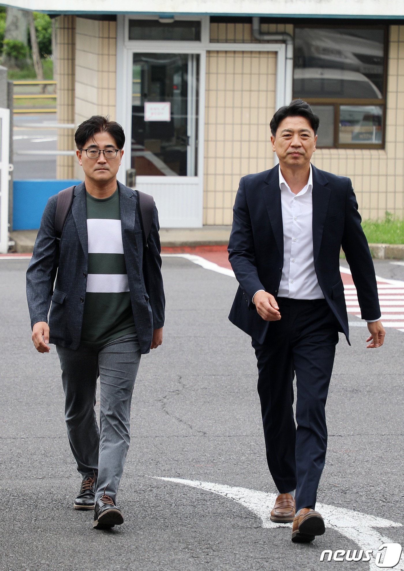 자서전을 통해 역술인 천공이 대통령실 관저 이전에 개입했다는 의혹을 제기해 명예훼손 혐의로 고발당한 부승찬 전 국방부 대변인(오른쪽)과 고부건 변호사.2023.7.13./뉴스1 ⓒ News1 오미란 기자