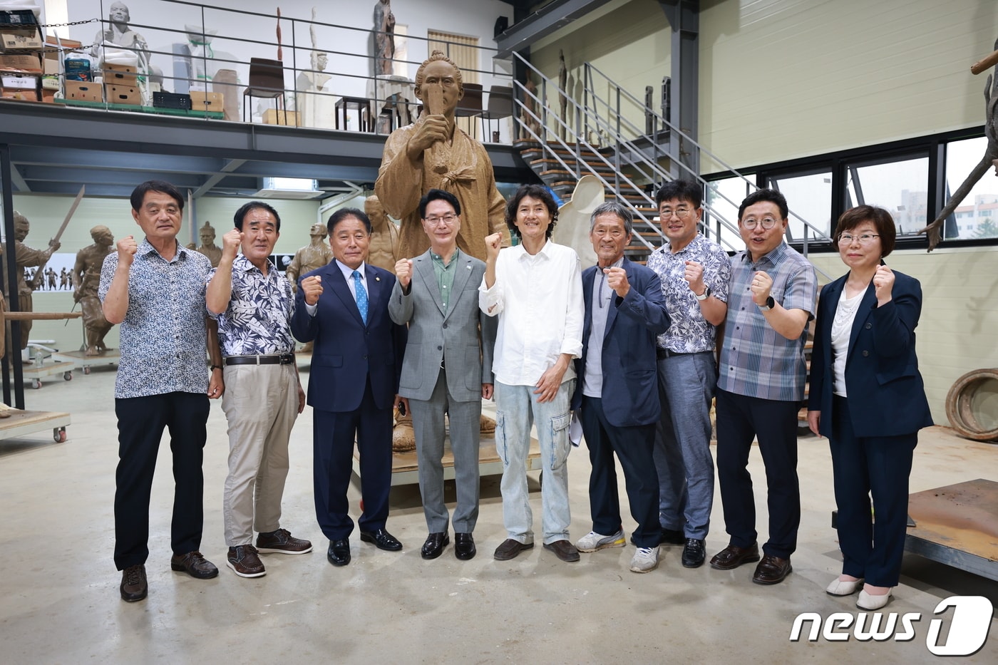 심덕섭 전북 고창군수가 전봉준 장군 동상 ‘義의 깃발아래’를 제작 중인 익산 국경오 작가 미술연구소를 찾아 무더위 속에 구슬땀을 흘리고 있는 제작팀을 격려했다. (고창군제공)2023.7.13/뉴스1