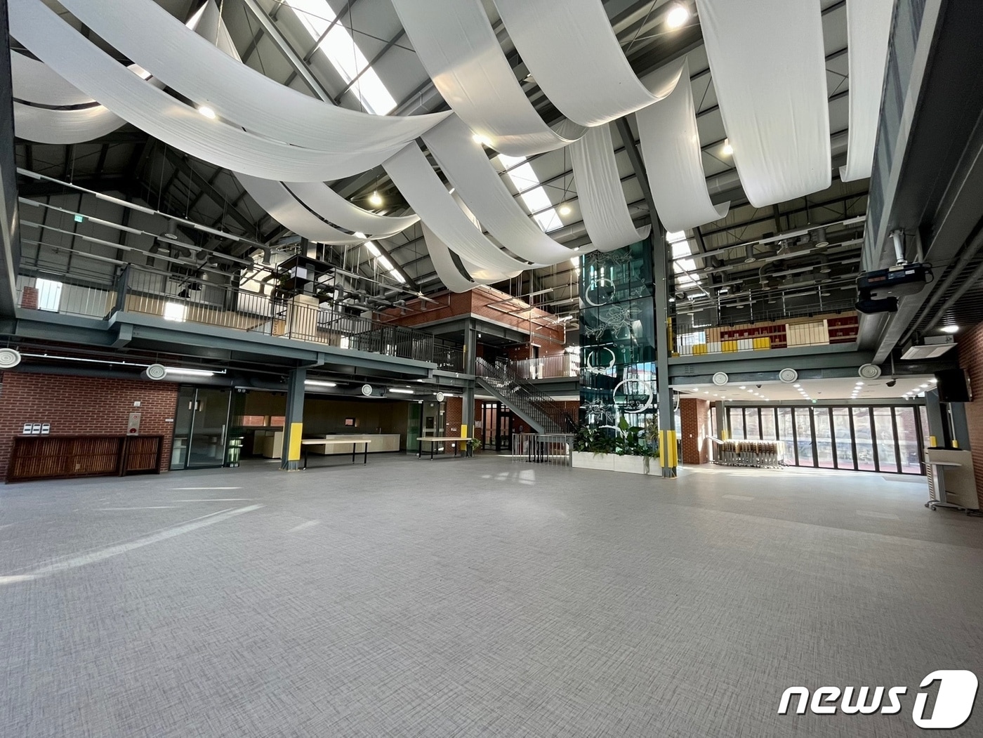 부산 영도구 봉래동 물양장 인근에 조성된 커피복합문화공간인 블루포트2021 모습.(영도구청 제공)