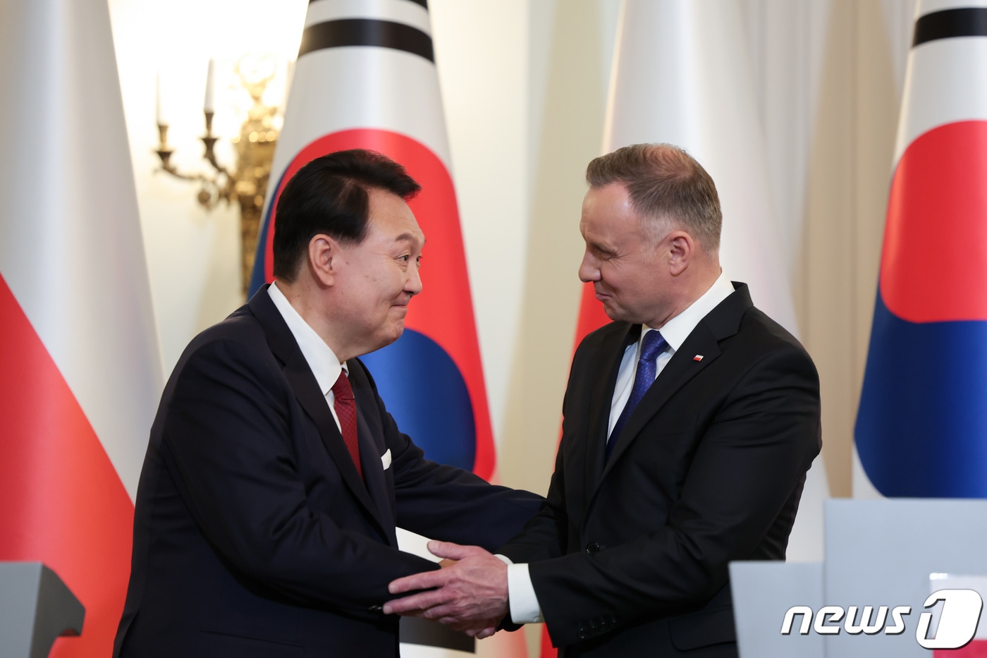 손 잡은 한·폴란드 정상