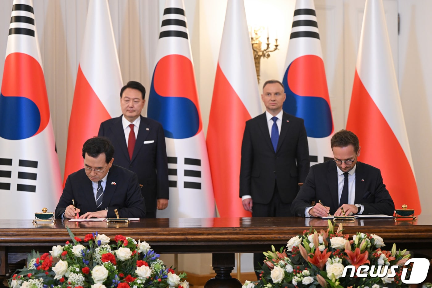 이창양 산업통상자원부 장관과 발데마르 부다 폴란드 경제개발기술부 장관이 13일(현지시간) 폴란드 바르샤바 대통령궁에서 윤석열 대통령과 안제이 두다 폴란드 대통령이 지켜보는 가운데 한·폴란드 무역투자촉진프레임워크(TIPF) 협정에 서명하고 있다. (대통령실 홈페이지) 2023.7.14/뉴스1 ⓒ News1 오대일 기자