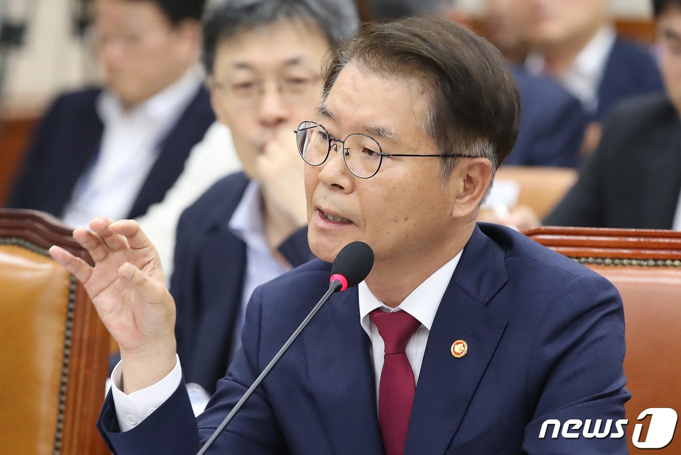 이정식 고용노동부 장관이 14일 오전 서울 여의도 국회에서 열린 환경노동위원회 전체회의에서 의원들의 질의에 답하고 있다. 2023.7.14/뉴스1 ⓒ News1 임세영 기자