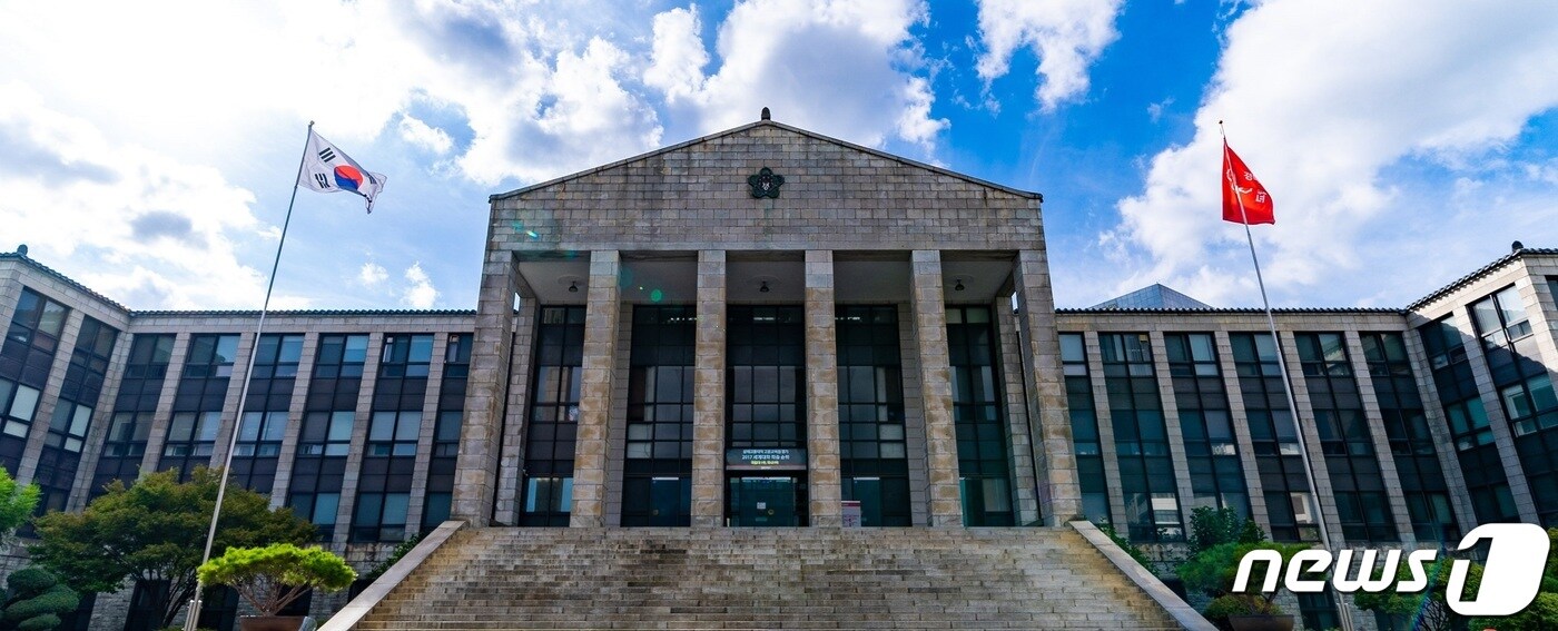 경북대 의과대학은 14일 &#39;2023년 융합형 의과학자 학부과정 지원사업&#39;에 선정됐다고 밝혔다. 사진은 경북대 본관. &#40;경북대 제공&#41;/뉴스1