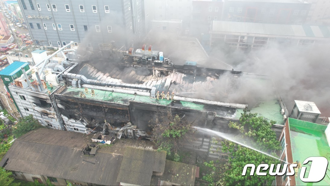 경기 군포시 극세사 제조 공장 화재 현장.&#40;경기도소방재난본부 제공&#41;