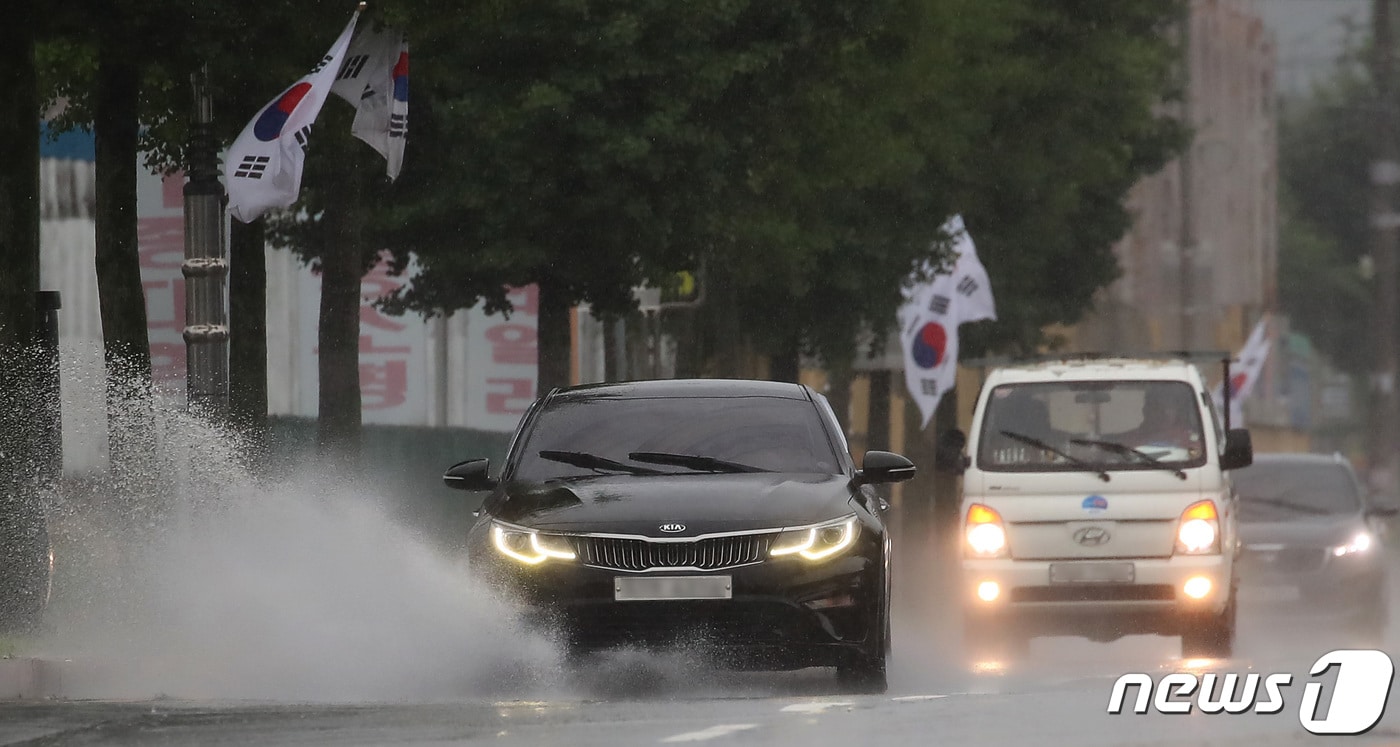 전국에 많은 장맛비가 쏟아진 14일 오후 경북 안동시 강남동 한 도로에서 차량이 물보라를 일으키며 달리고 있다. 2023.7.14/뉴스1 ⓒ News1 공정식 기자