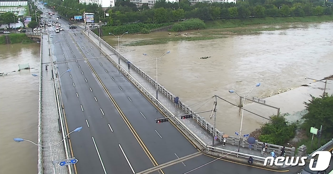 14일 오후 전북 전주시 완산구 삼천변 마전교 교통이 통제되고 있는 모습.2023.7.14/뉴스1
