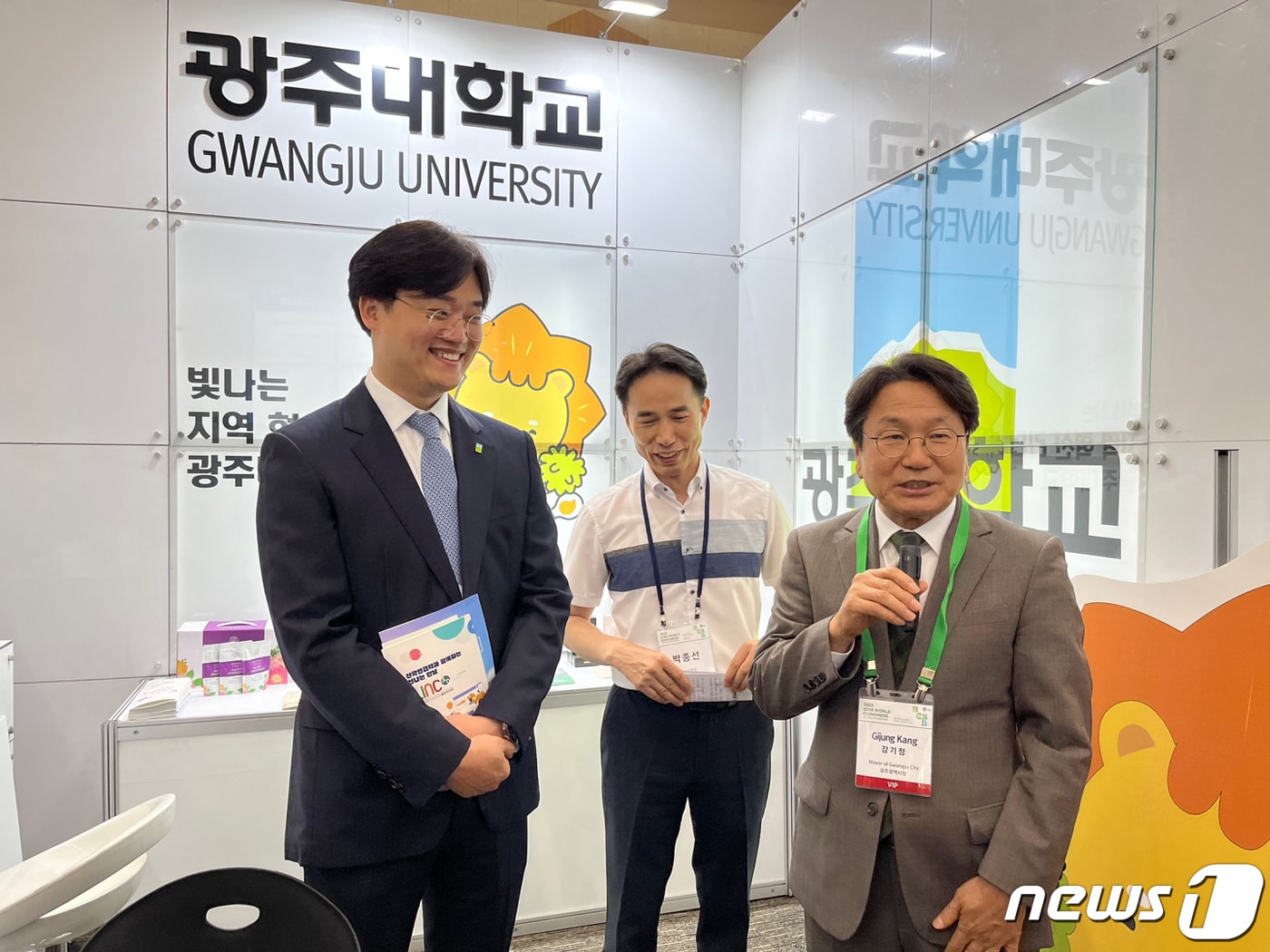 강기정 광주시장이 광주대학교 부스를 방문해 인사말을 하고 있다.(광주대 제공)2023.7..14/뉴스1 
