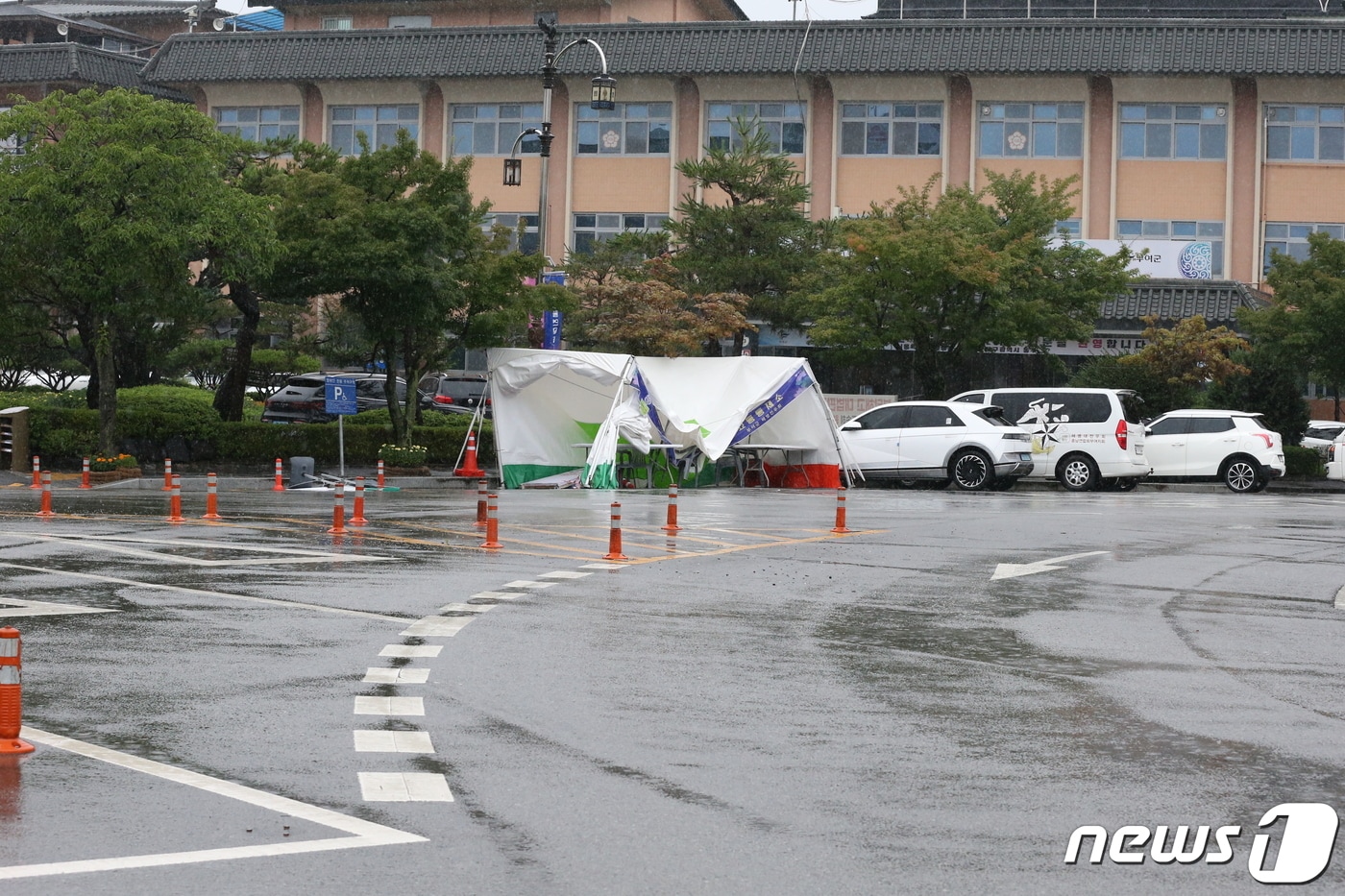 부여군청 앞에 설치된 서동연꽃축제 안내 부스가 밤 사이 내린 비로 무너졌다./뉴스1