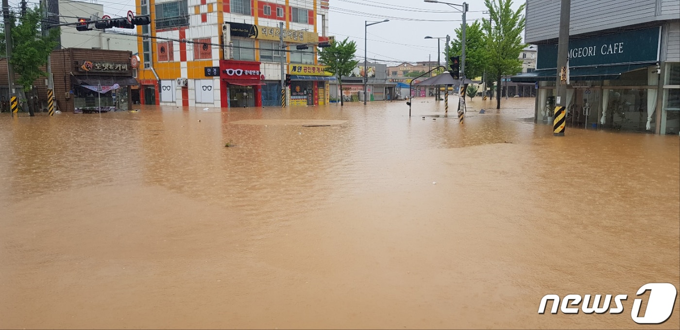 충북 청주시 흥덕구 강내면 한 도로가 침수돼 있다. 청주에는 사흘간 400mm에 가까운 비가 내렸다. &#40;독자제공&#41; 2023.7.15/뉴스1 ⓒ News1 김용빈 기자