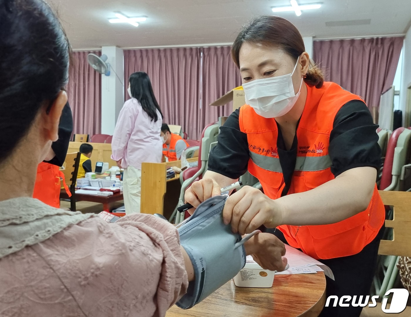 15일 경북 포항의료돌봄지원단(단장 안상구)이 포항지역 북한이탈주민들을 대상으로 무료 건강검진봉사활동을 펼쳤다독자제공)2023.7.15/뉴스1 ⓒ News1 최창호 기자