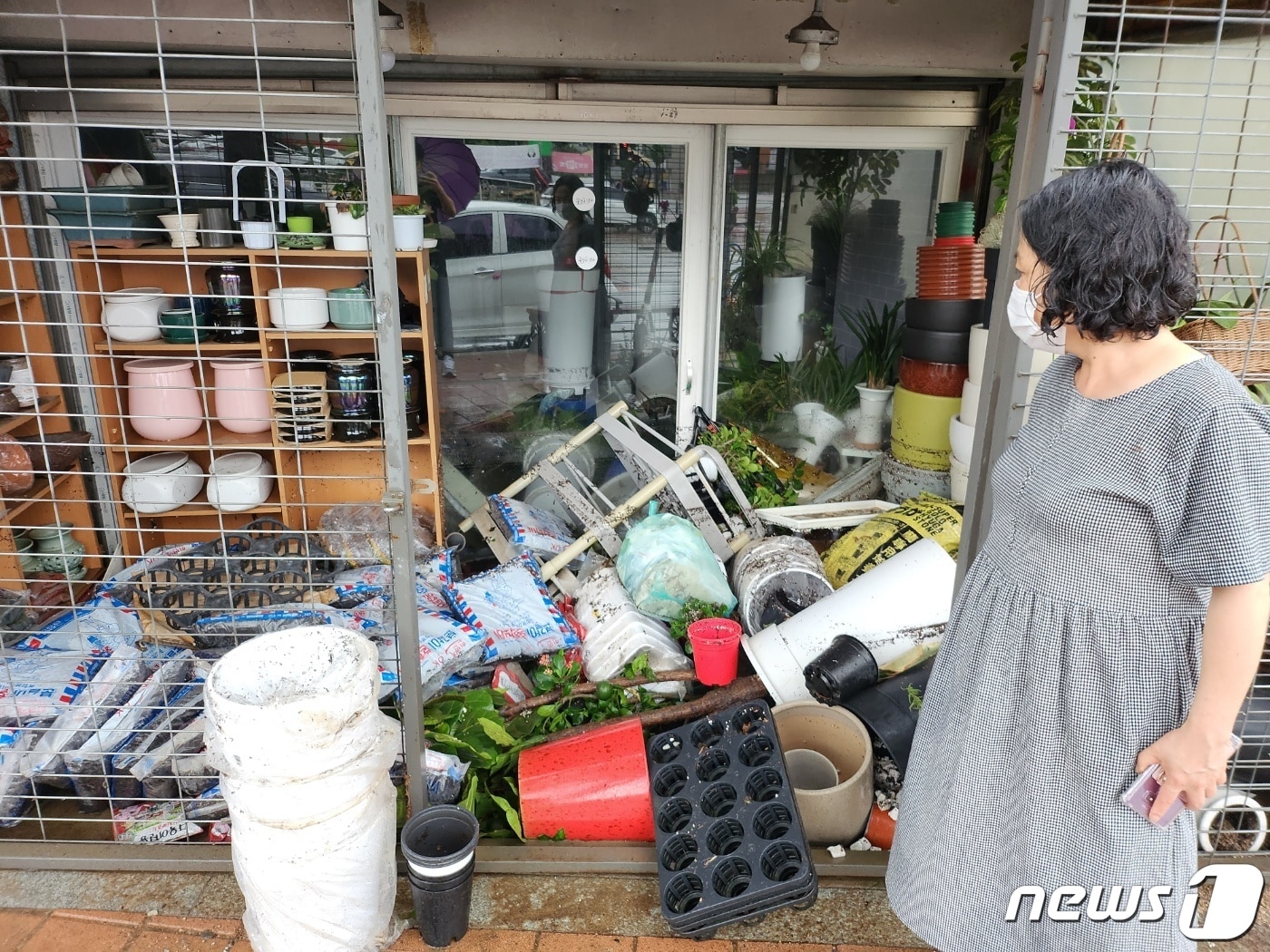 폭우 피해 입은 공주시 옥룡사거리 일대 한 꽃집 내부 모습. 2023.7.15/뉴스1 ⓒ News1 최형욱 기자