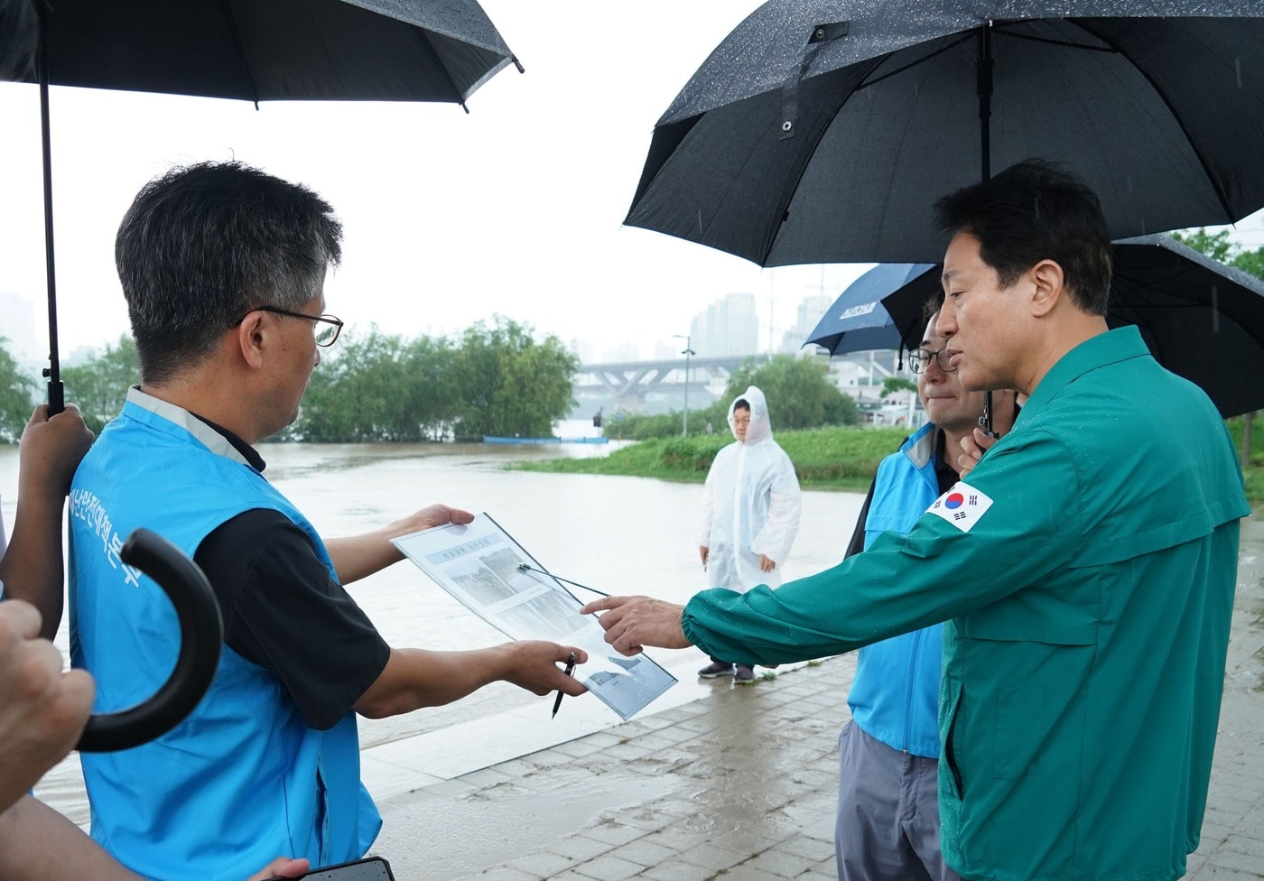오세훈 시장이 뚝섬한강공원을 찾아 안전 대비 체계를 점검하는 모습. (서울시 제공)