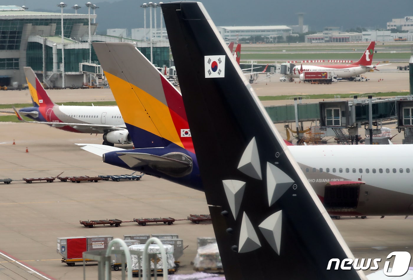 16일 오후 인천국제공항 1터미널 전망대에서 바라본 계류장에 아시아나항공 항공기가 대기하고 있다. 2023.7.16/뉴스1 ⓒ News1 박정호 기자