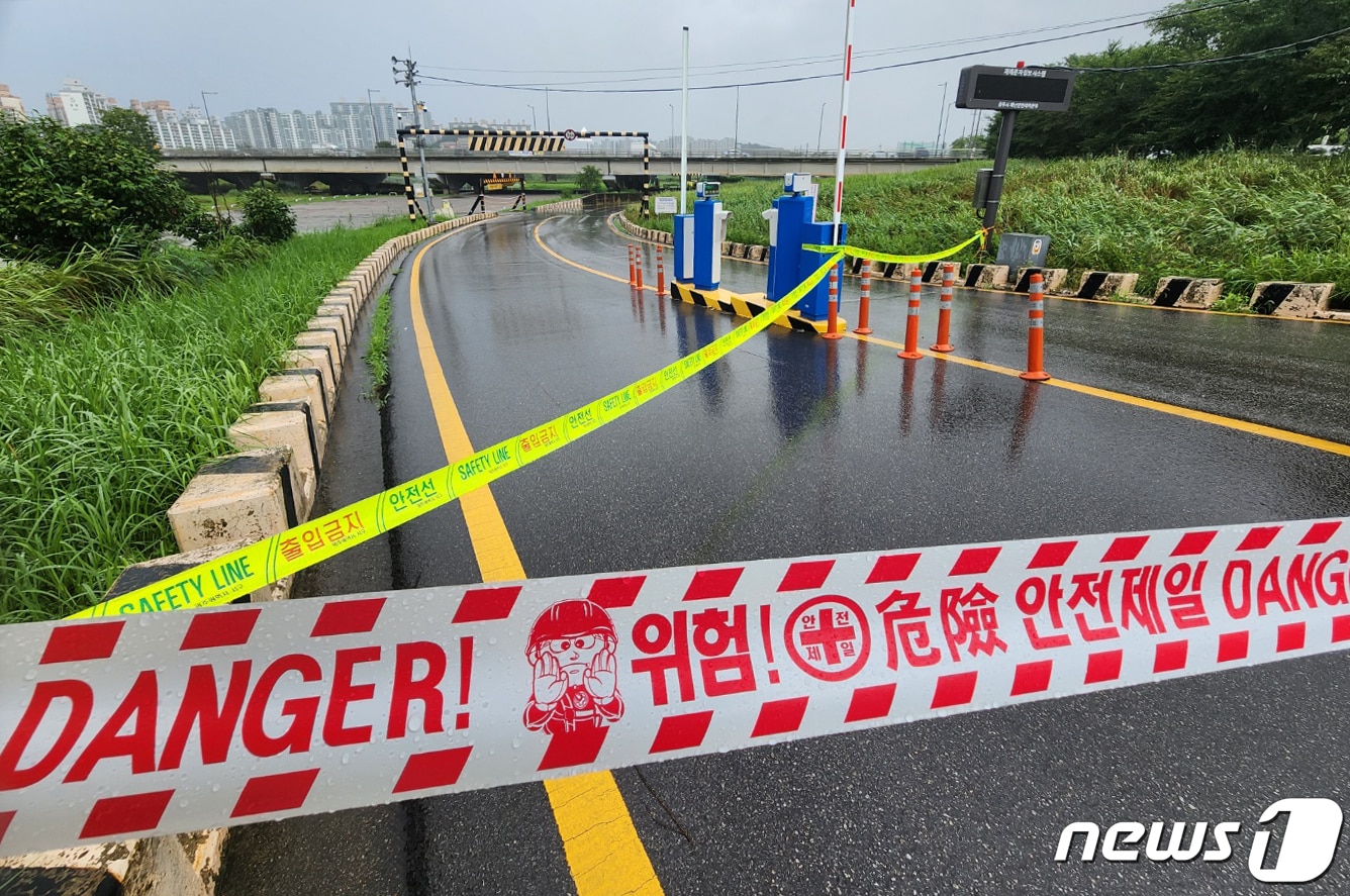 장마철 집중호우가 이어진 17일 오전 광주 서구 광신대교 하부 도로가 통제되고 있다. 2023.7.17/뉴스1 ⓒ News1 박준배 기자