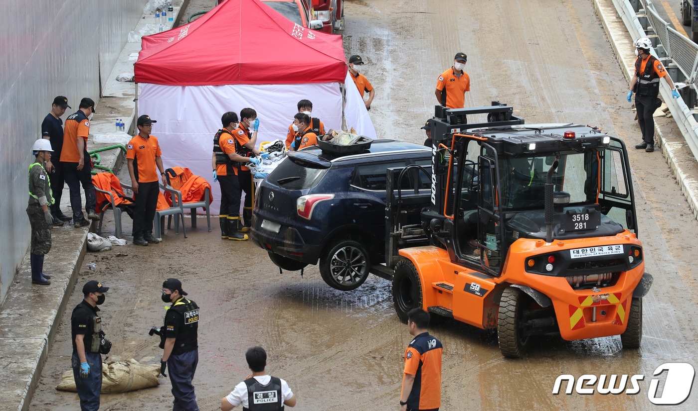17일 오전 미호천 제방 유실로 침수된 충북 청주시 흥덕구 오송읍 궁평2지하차도에서 군 장병들이 침수 차량을 밖으로 옮기고 있다. 2023.7.17/뉴스1 ⓒ News1 구윤성 기자