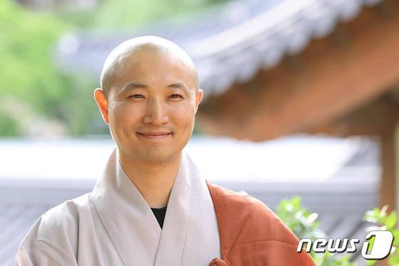 환속 신청을 한 뒤 스스로 '법사'로 칭하고 있는 승려 도연. (페이스북 갈무리) ⓒ 뉴스1