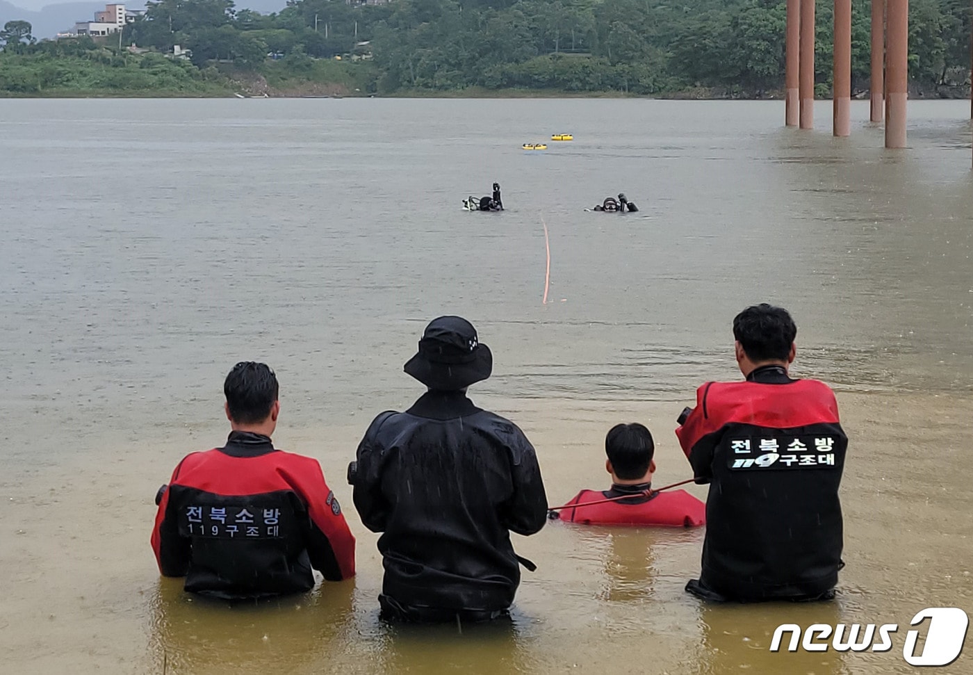 17일 오후 전북 임실군 옥정호에서 전북소방본부 대원들이 실종자 3일차 수색을 진행하고 있다. 소방당국에 따르면 A씨는 지난 15일 오후 옥정호에 수영을 하겠다며 나선 뒤 연락이 닿지 않고 있다.&#40;전북소방본부 제공&#41;2023.7.17/뉴스1 