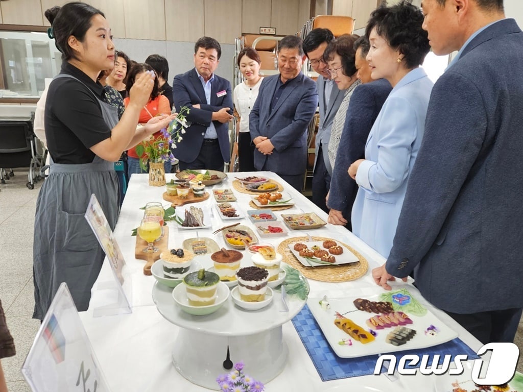 17일 함안군 농업기술센터 농업인회관에서 지역 농특산물을 활용한 전통다식디저트 품평회가 열리고 있다.&#40;함안군 제공&#41;