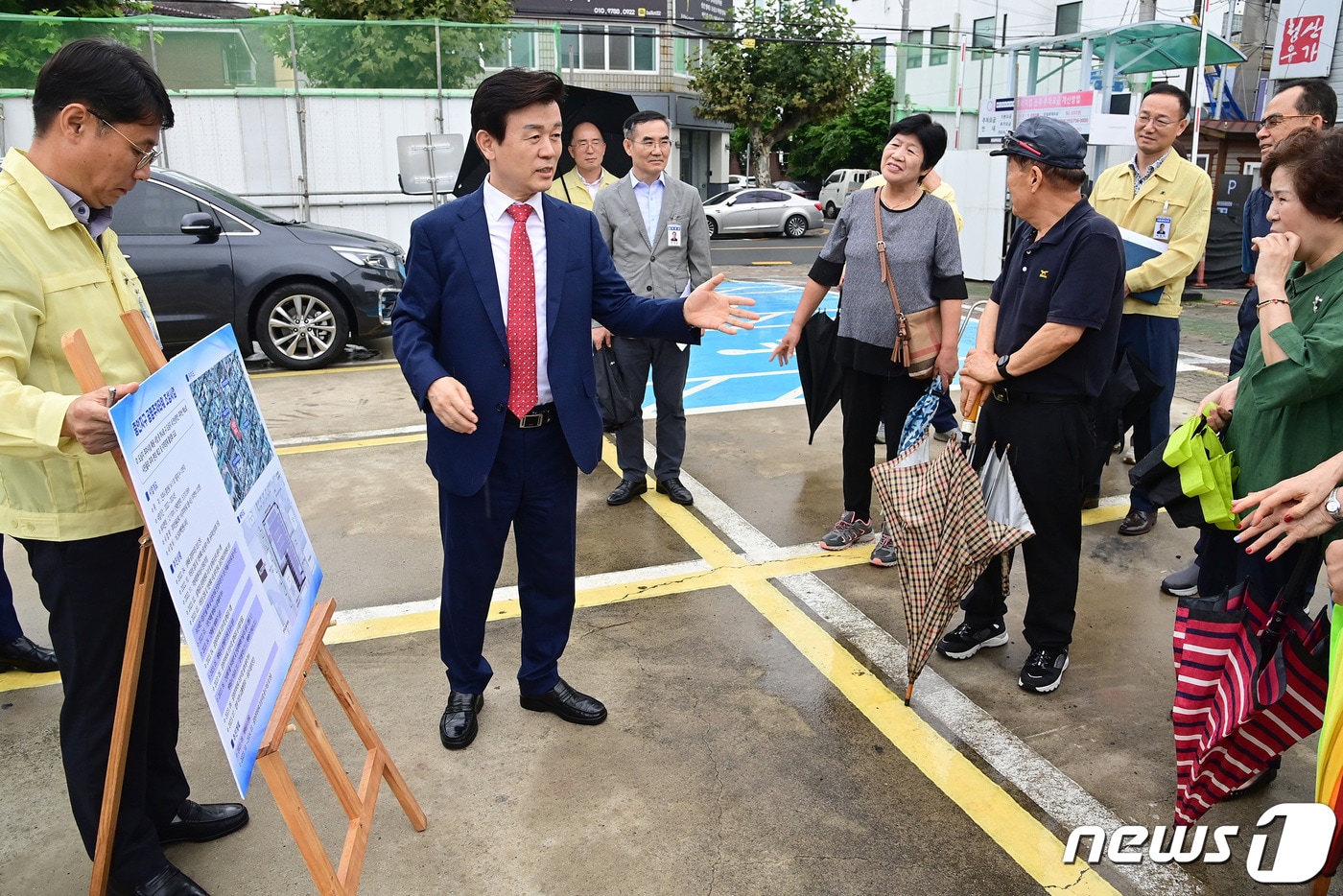 조규일 진주시장이 지난 17일 중안동 공영주차타워 건립 공사 현장을 방문해 현장을 점검하고 있다(진주시 제공).