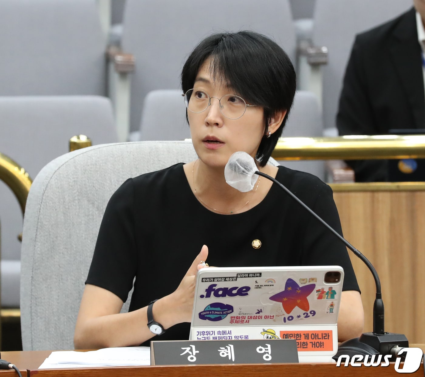 2023년 7월 18일 장혜영 녹색정의당 의원이 서울 여의도 국회에서 열린 권영준 대법관 임명동의에 관한 인사청문특별위원회 전체회의에서 발언하고 있는 모습. 2023.7.18 ⓒ 뉴스1 송원영 기자