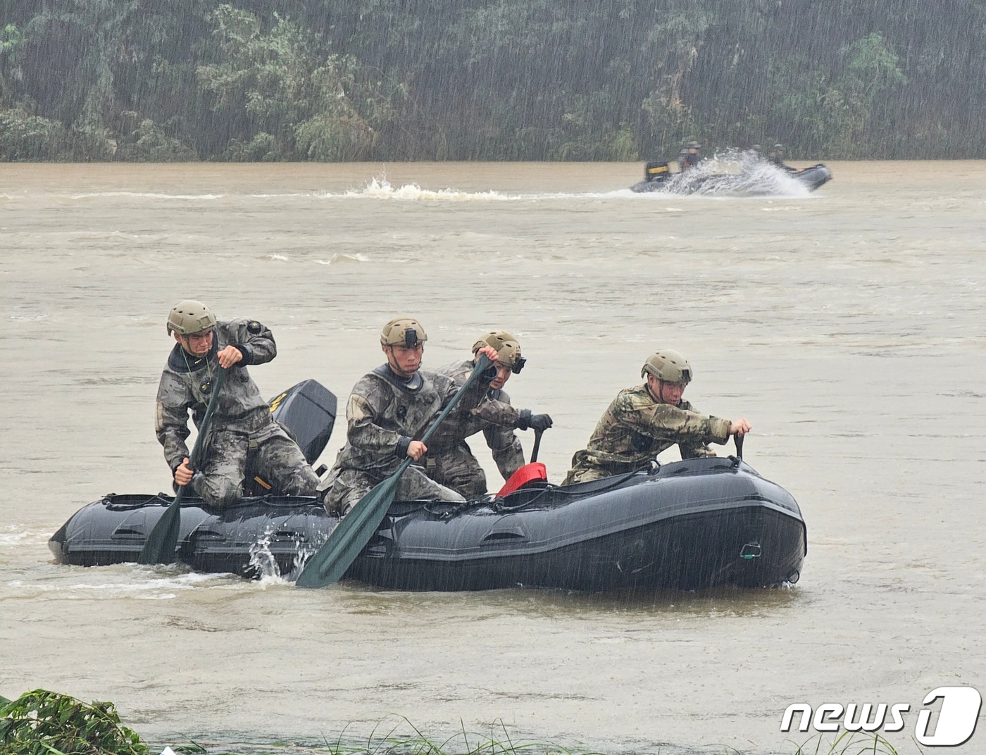18일 오후 해병대신속기동부대 요원들이 집중호우 피해가 발생한 경북 예천군 용궁면 일대에서 IBS보트를 이용 실종자 수색작전을 펼치고 있다.(해병대제공)2023.7.18/뉴스1 ⓒ News1 