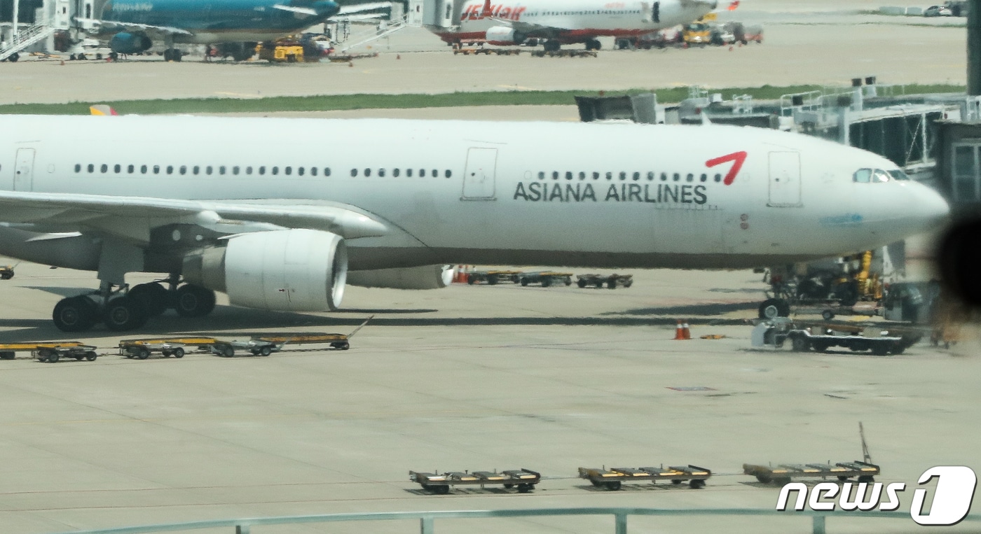 인천국제공항 1터미널 활주로에 대기중인 아시아나항공 항공기. 2023.7.19/뉴스1 ⓒ News1 허경 기자