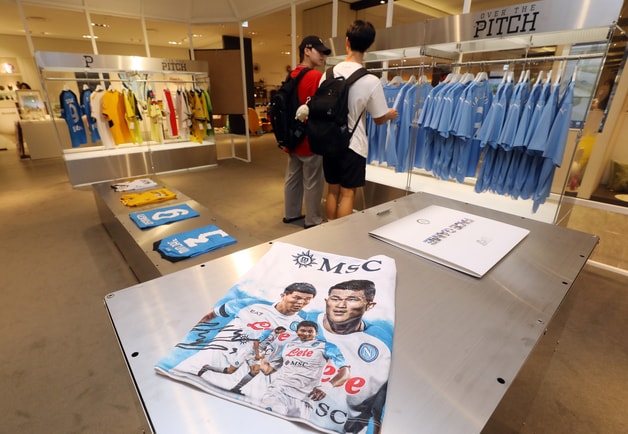 7월19일 오후 서울 강남구 압구정동 갤러리아백화점 명품관에 마련된 축구 유니폼 전문 패션 브랜드 '오버 더 피치' 팝업스토어를 찾은 시민들이 22-23 잉글리시 프리미어리그(EPL) 우승을 차지한 맨체스터 시티의 23-24 시즌 홈 유니폼을 고르고 있다. 2023.7.19/뉴스1 ⓒ News1 김진환 기자