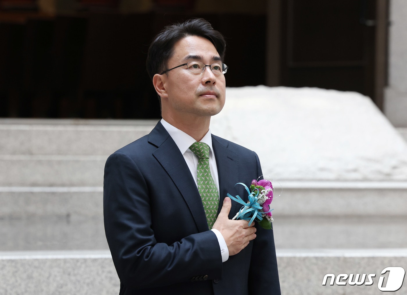 권영준 대법관이 19일 서울 서초구 대법원 본관 중앙홀에서 열린 취임식에서 국민의례를 하고 있다. 2023.7.19/뉴스1 ⓒ News1 사진공동취재단