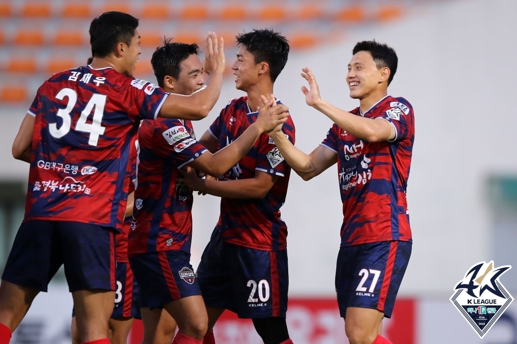 김천 상무의 공격수 조영욱(오른쪽)이 6경기 연속골을 기록했다. (한국프로축구연맹 제공)
