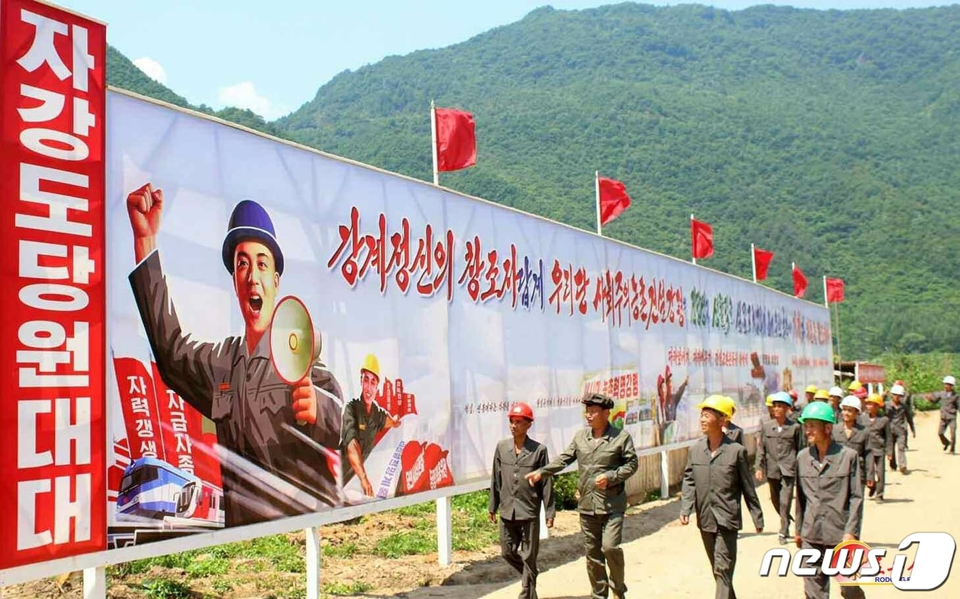 (평양 노동신문=뉴스1) = 북한 노동당 기관지 노동신문은 20일 "양강도 여러 군에 도착한 중앙과 지방의 당원대대의 지휘관들·건설자들은 해당 지역의 김일성 주석과 김정일 국방위원장의 태양상에 꽃다발을 올리고 당의 새 시대 농촌혁명강령 실현에서 맡은 책임과 역할을 다해나갈 결의를 다졌다＂라고 전했다. 사진은 자강도당원대대. [국내에서만 사용가능. 재배포 금지. DB 금지. For Use Only in the Republic of Korea. Redistribution Prohibited] rodongphoto@news1.kr