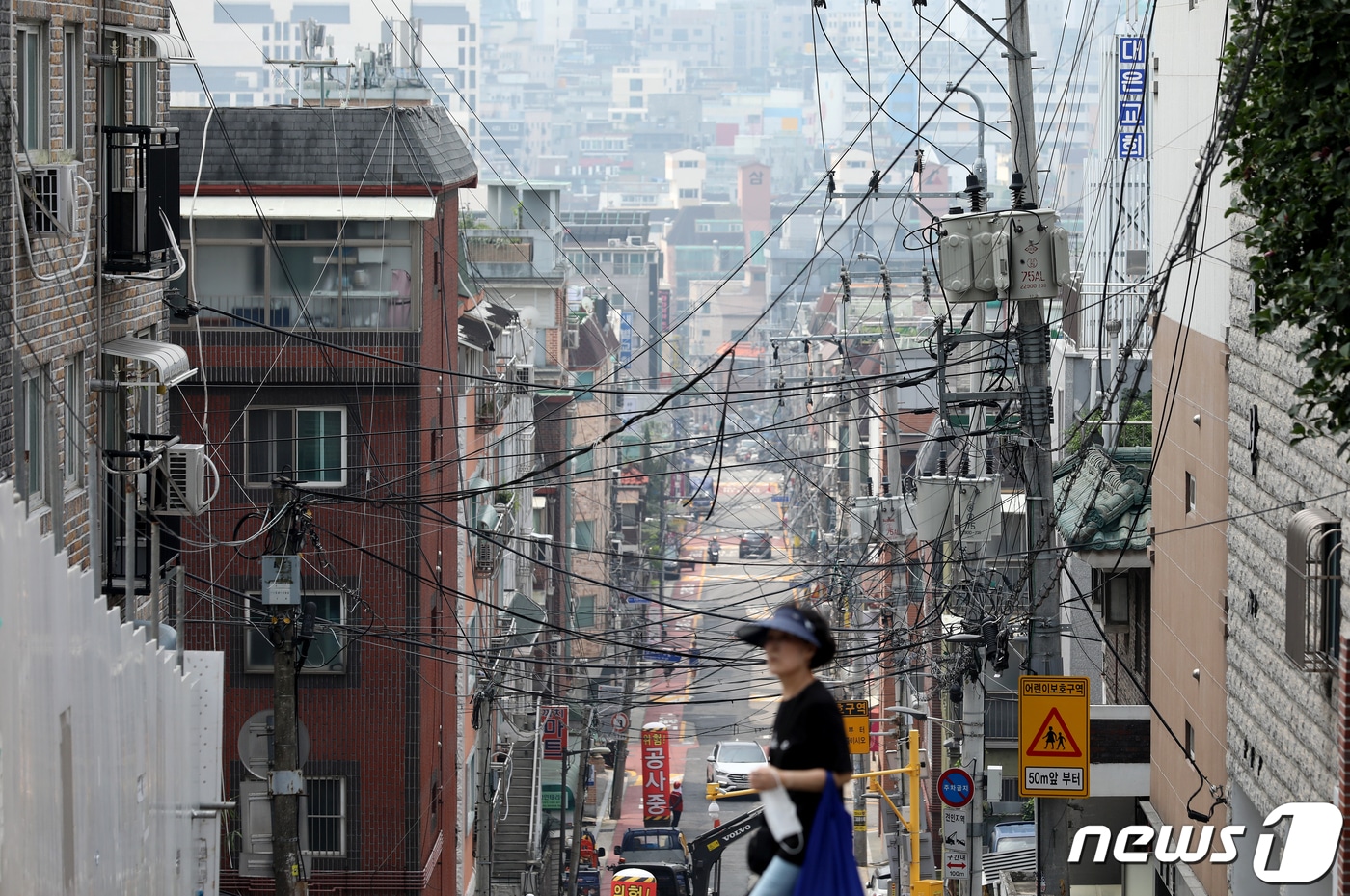 20일 오전 서울 강서구 빌라 밀집 지역에서 시민이 길을 걷고 있다.  2023.7.20/뉴스1 ⓒ News1 장수영 기자