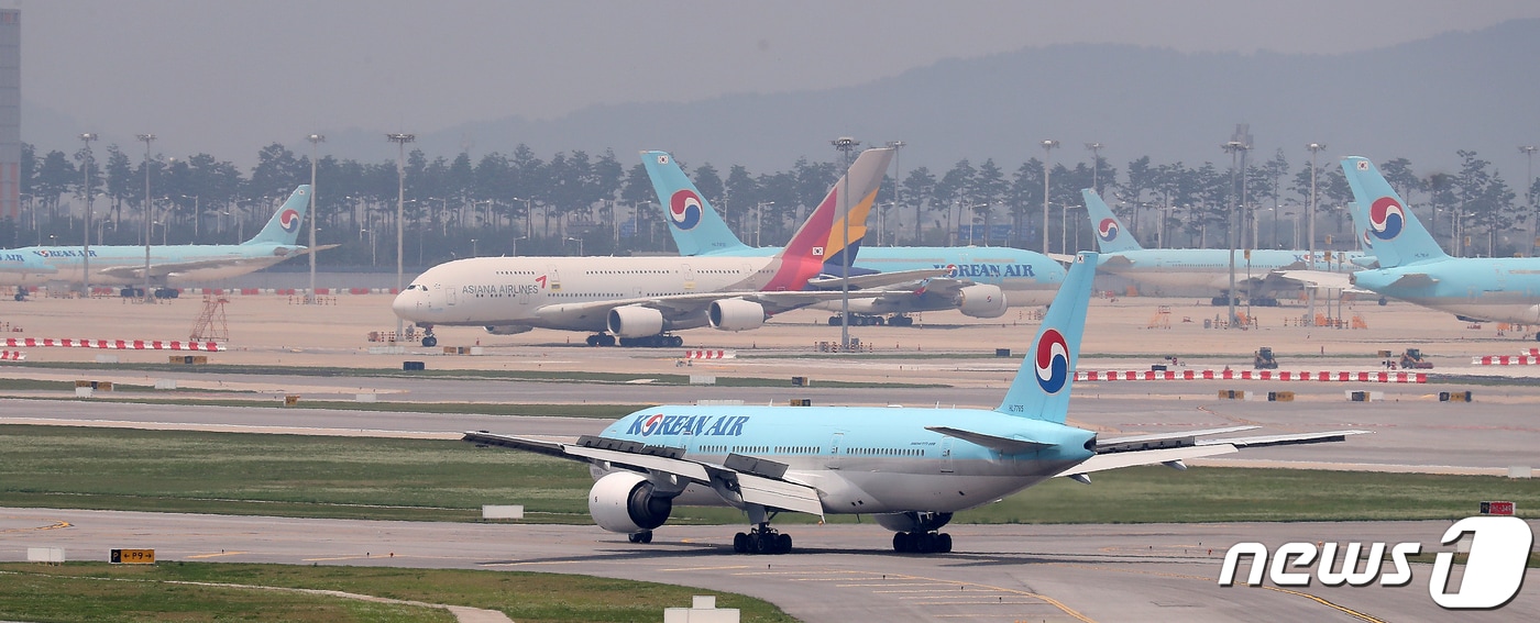  20일 인천국제공항 전망대에서 바라본 계류장에서 바라본 대한항공과 아시아나항공 여객기. 2023.7.20/뉴스1 ⓒ News1 김진환 기자