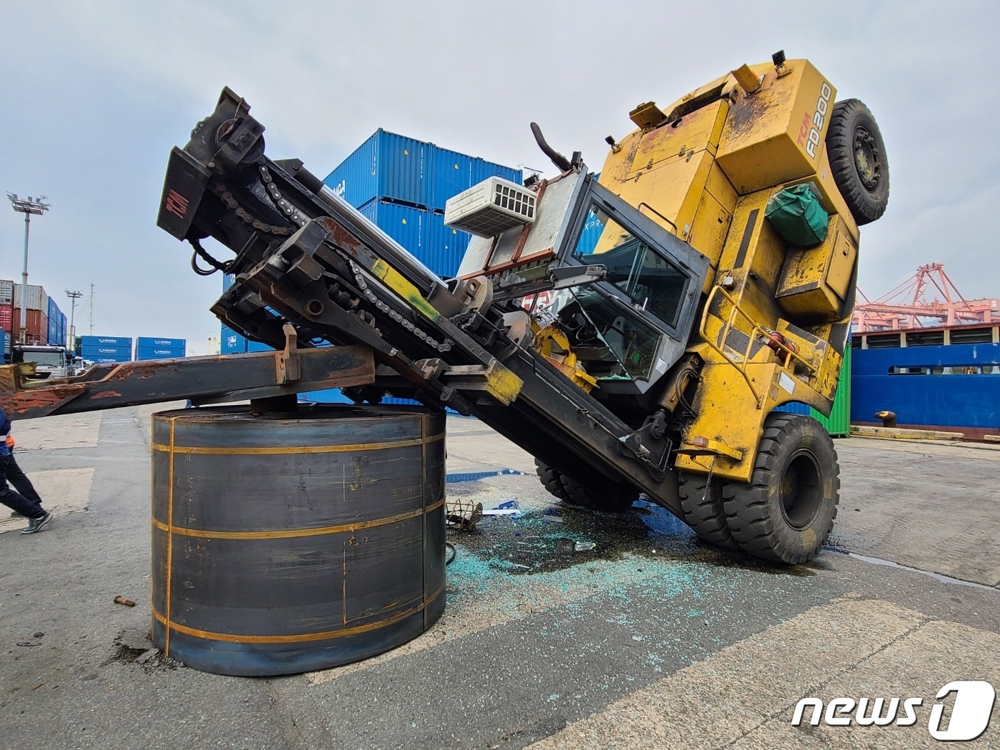 부산항 북항 제7부두 지게차 전복 사고 현장(독자 제공)