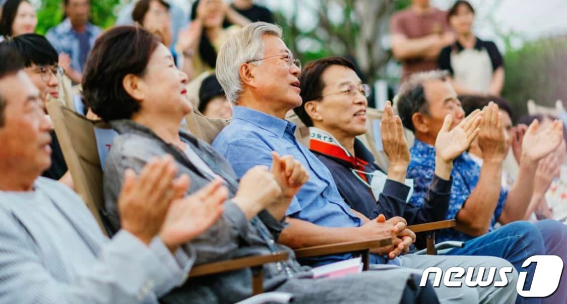 문재인 전 대통령 (평산책방 인스타그램)