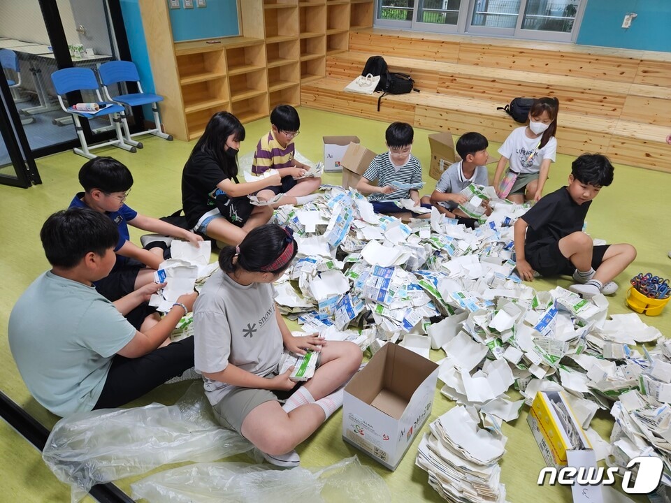 여수 소호초등학교(교장배향란)- 학생자치회 주도로 자원 재순환을 위한 우유팩 모으기 활동을 실시했다. 모아진 2740개의 우유팩을 휴지 69롤과 교환, 인근 아동복지시설인 삼혜원에 기부했다.(전남도교육청 제공)/뉴스1 