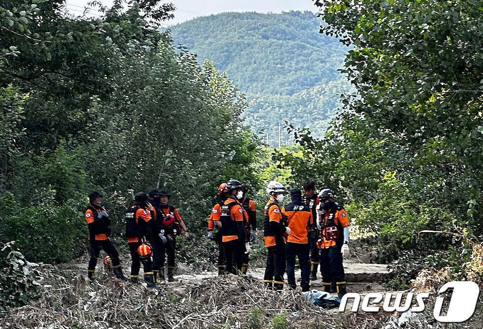 21일 오후 4시38분쯤 경북119특수대응단이 경북 예천군 우계리 용우교 인근에서 수색 도중 신원미상의 예천군 호우피해 지역 실종자 1명을 발견했다. &#40;경북소방본부 제공&#41; 2023.7.21/뉴스1 ⓒ News1 공정식 기자