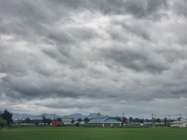 전북 완주 인근에 새카만 구름이 하늘을 뒤덮고 있다. /뉴스1 ⓒ News1 황덕현 기후환경전문기자