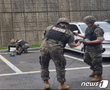 직산읍 한 아파트의 해외 발송 우편물을 군경이 현장 확인하고 있다.(천안서북소방서 제공)/뉴스1