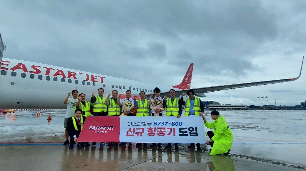 23일 이스타항공 조중석 대표를 비롯한 임직원들이 5호기(HL8545) 항공기 도입을 기념하여 기념 촬영을 하고 있는 모습(이스타항공 제공). 