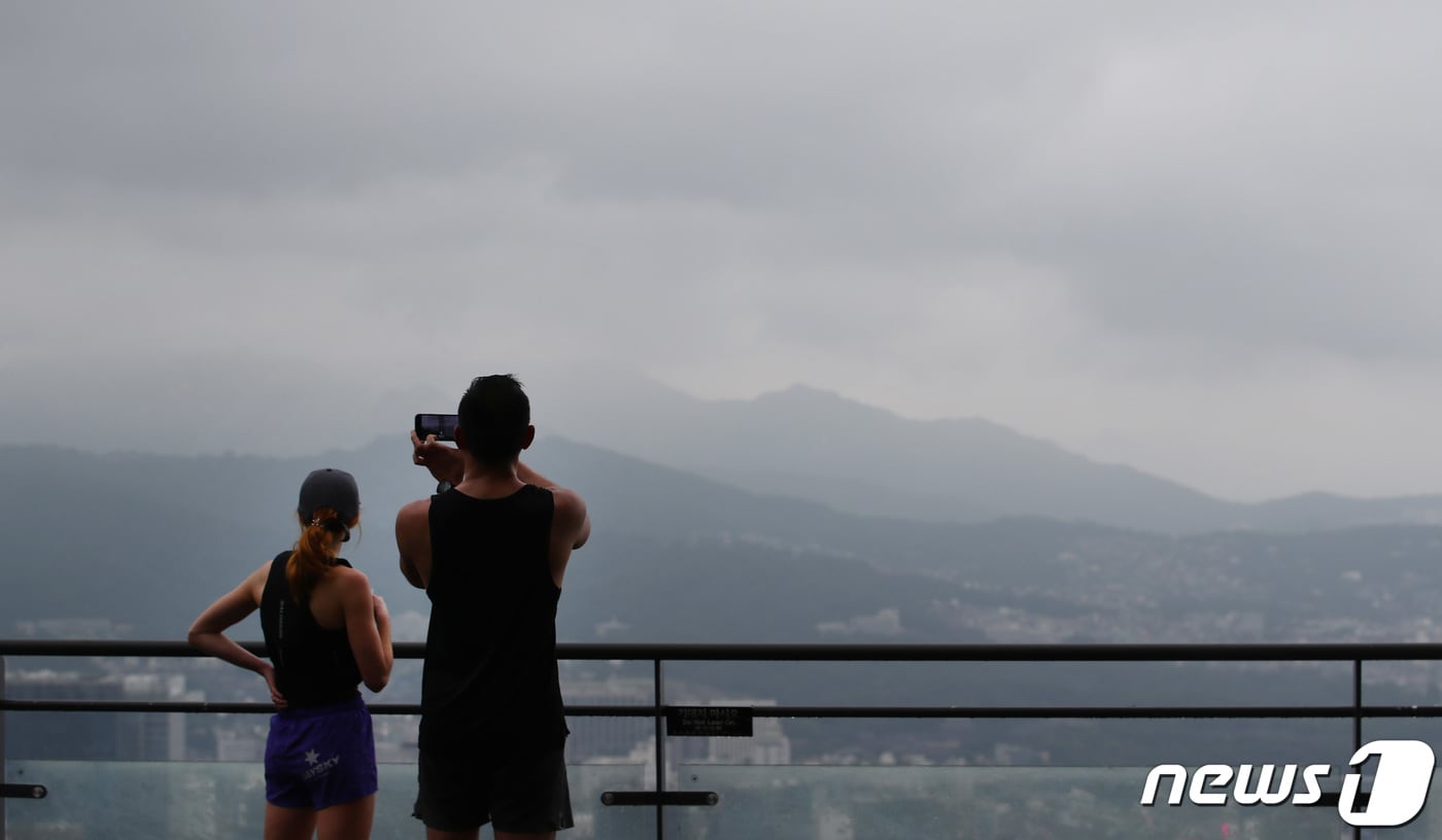 24일 서울 용산구 남산타워에서 바라본 하늘에 먹구름이 드리워져 있다. 2023.7.24/뉴스1 ⓒ News1 김민지 기자