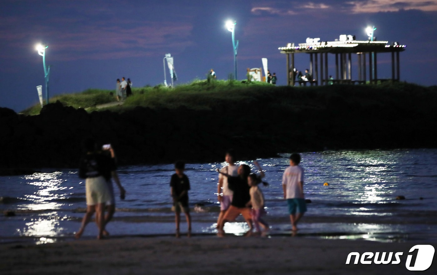 제주시 조천읍 함덕해수욕장에서 관광객과 도민들이 더위를 쫓고 있다. 열대야는 오후 6시 부터 다음날 오전 9시까지 최저기온이 25도 이상으로 유지되는 현상이다. 2023.7.24/뉴스1 ⓒ News1 오현지 기자
