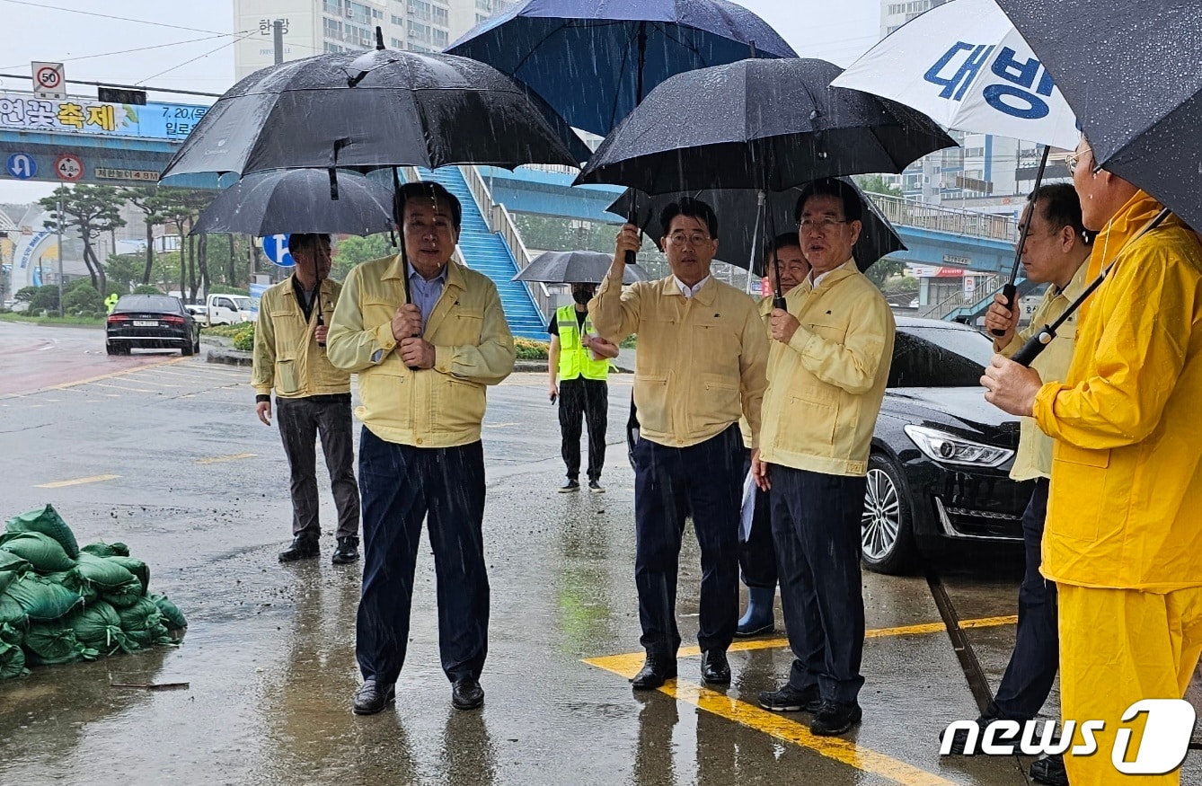 김영록 전라남도지사가 24일 아침 집중호우로 침수된 목포시 석현동 일대 도로 현장을 방문, 현황을 청취하고 신속한 복구를 당부하고 있다.(목포시 제공) 2023.7.24/뉴스1 ⓒ News1 전원 기자