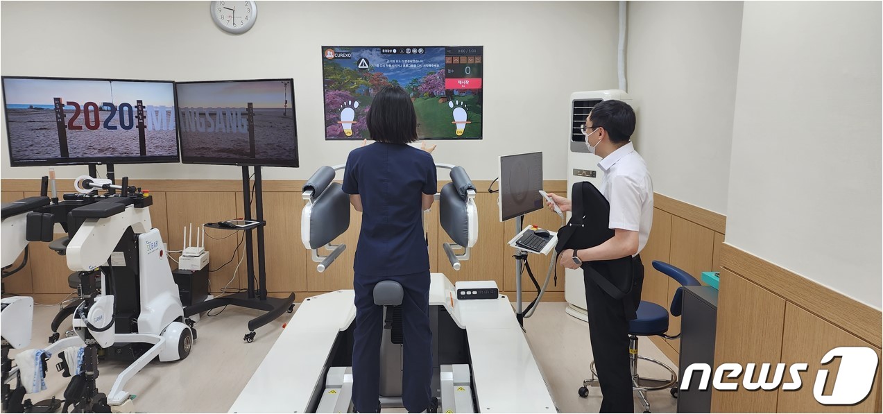 의료진이 모닝워크 성능을 테스트하고 있다(한림대학교한강성심병원 제공)