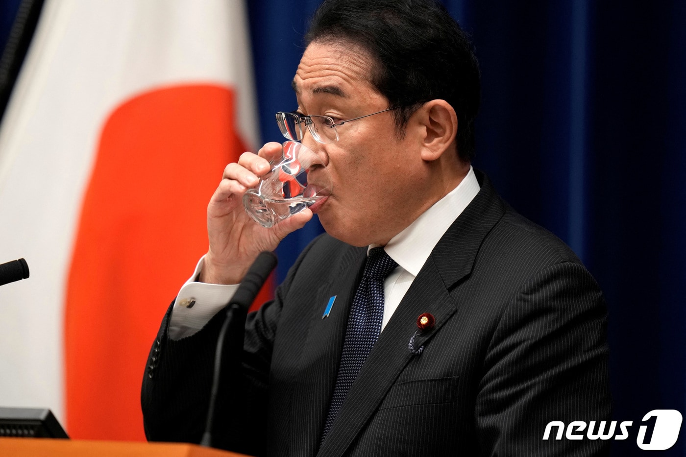 지난달 13일 일본 도쿄 총리실에서 기시다 후미오(岸田文雄) 일본 총리가 기자회견을 하는 동안 물 한 잔을 마시고 있다. 2023.06.13/ ⓒ 로이터=뉴스1 ⓒ News1 윤주영 기자