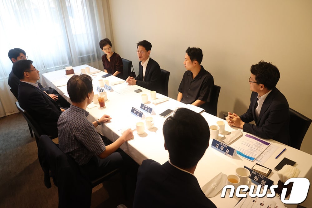 김윤상 조달청장(오른쪽 세번째)이 공공행정 및 규제개혁 전문가들과 함께 국민 체감 현장소통 강화 방안에 대해 의견을 나누고 있다.