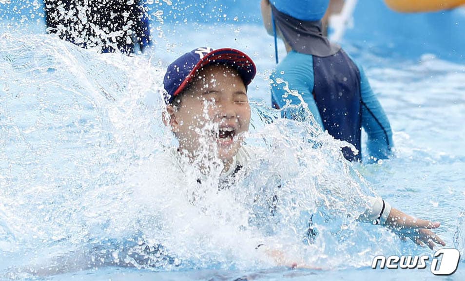광주 북구 산동교 친수공원 야외 물놀이장 개장 첫날인 25일 오전 물놀이장을 찾은 어린이들이 즐거운 시간을 보내고 있다. (광주 북구 제공) 2023.7.25/뉴스1