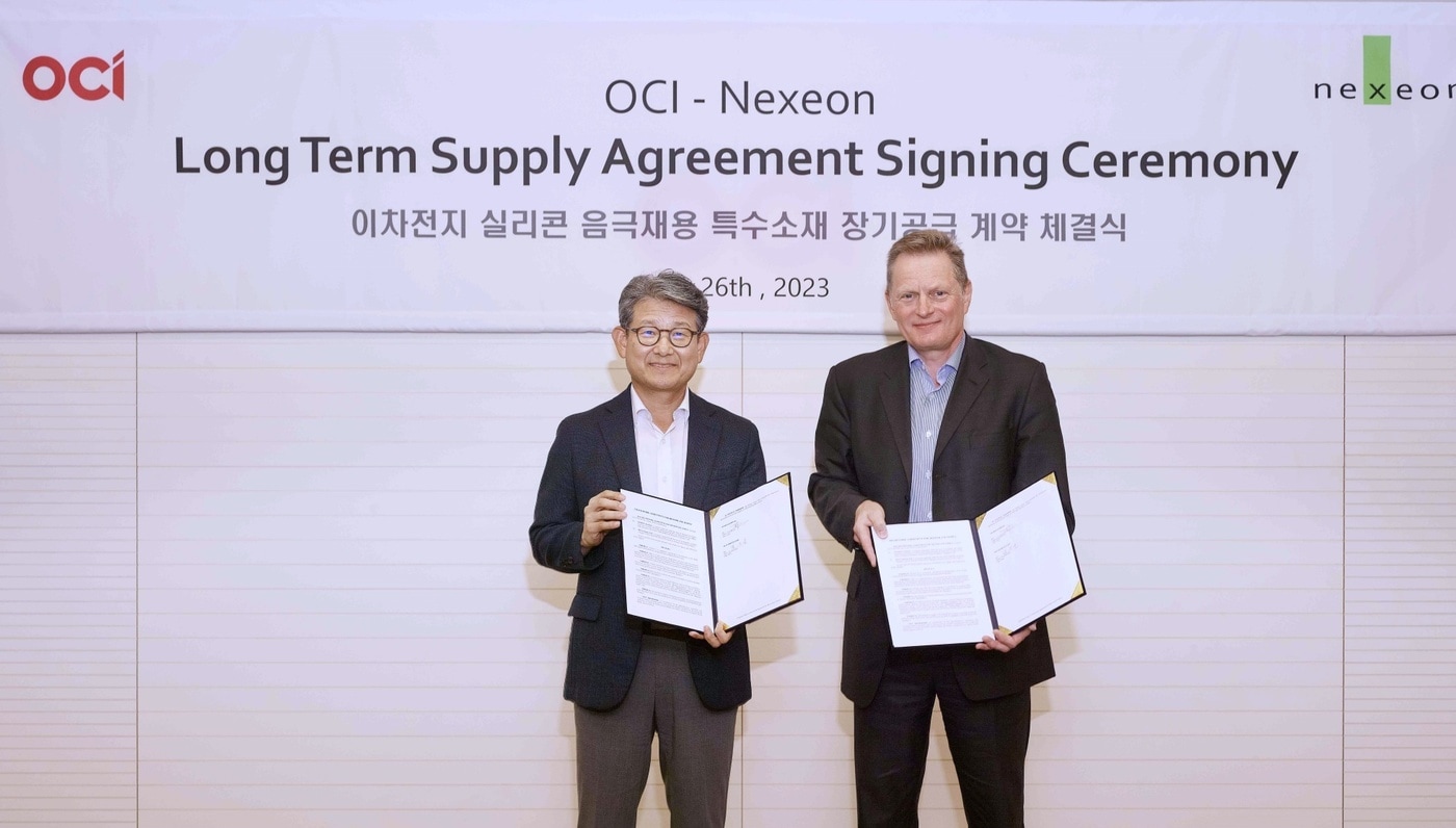 김유신(왼쪽) OCI 사장과 스콧 브라운 넥세온  CEO가 실리콘 음극재 특수소재 장기 공급 계약 체결 기념사진을 촬영하고 있다.(OCI 제공)