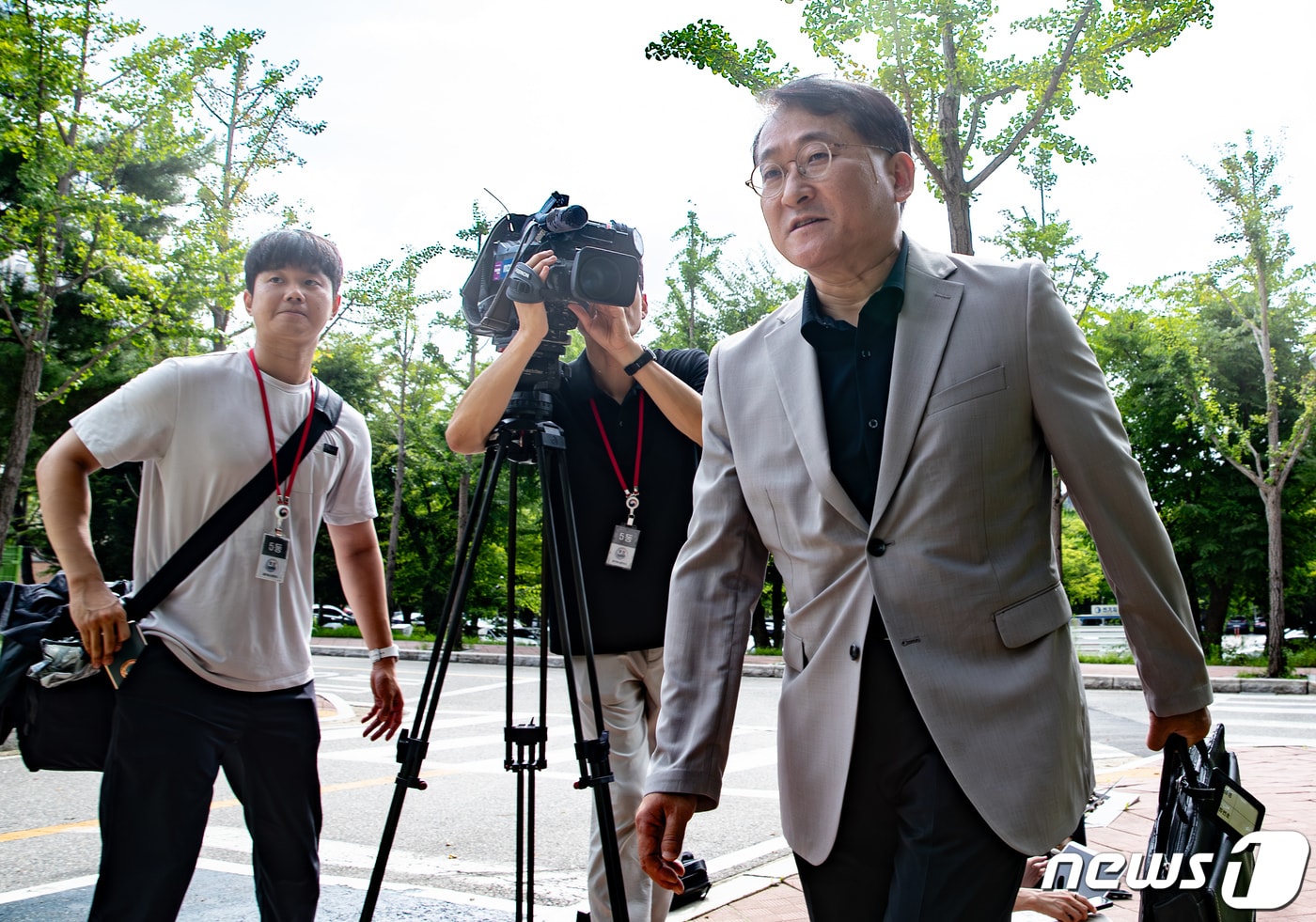 차규근 법무연수원 연구위원(전 법무부 출입국관리본부장)이 고발인 조사를 받기 위해 27일 오전 경기도 과천시 중앙동 고위공직자범죄수사처로 들어서고 있다.  2023.7.27 ⓒ 뉴스1 이재명 기자